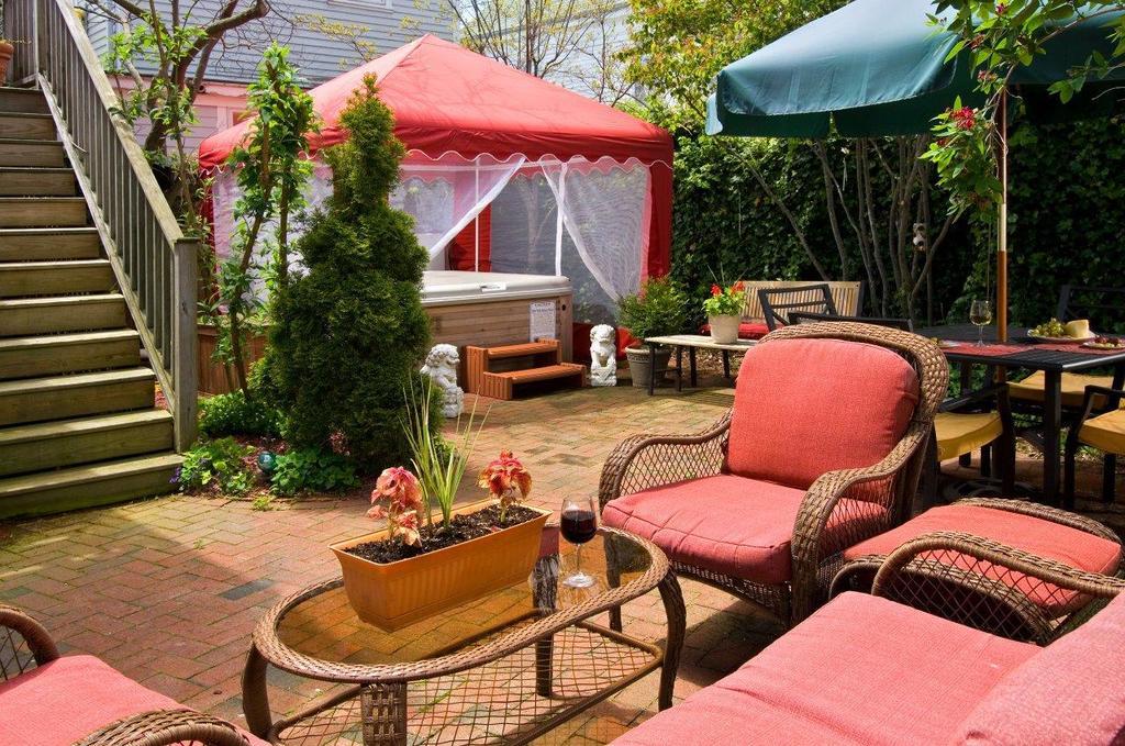 Queen Vic Guest House (Adults Only) โพรวินซ์ทาวน์ ภายนอก รูปภาพ